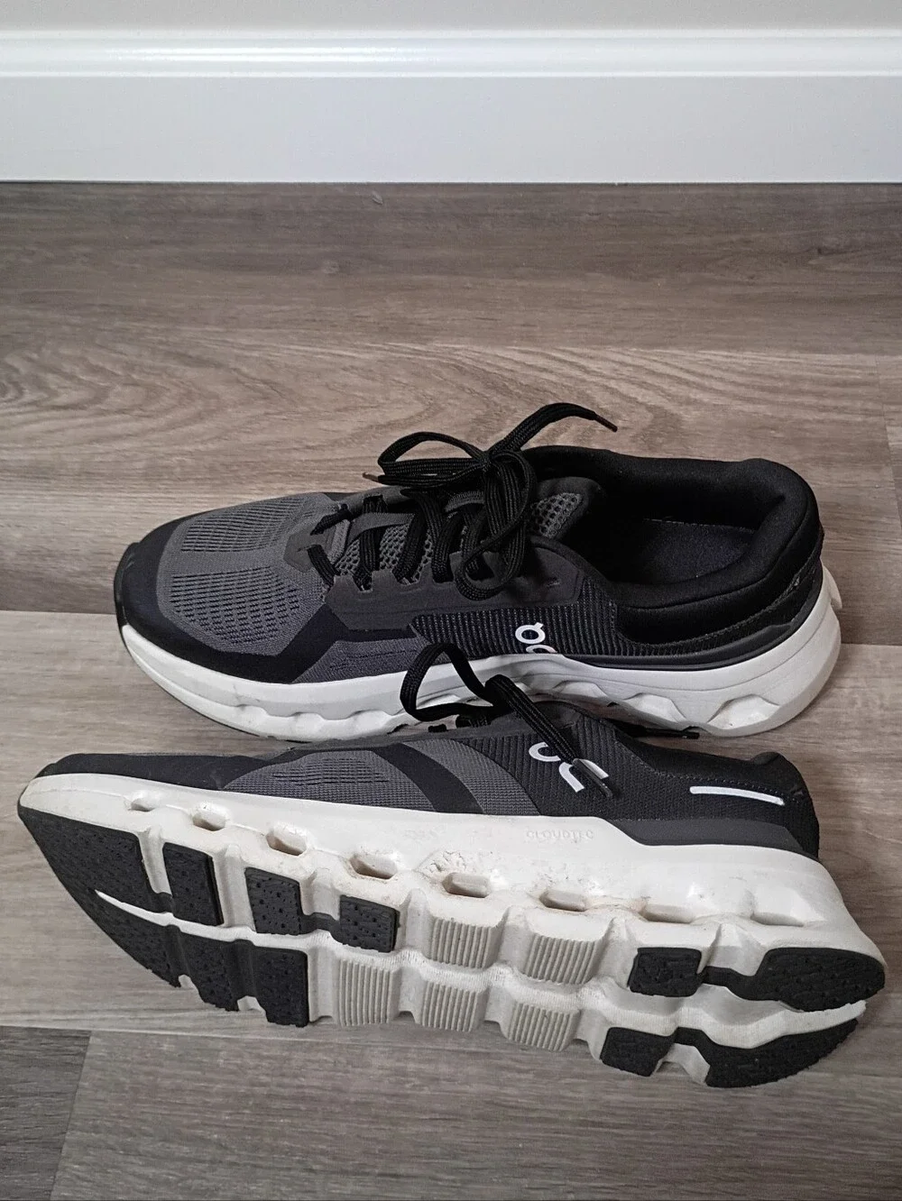 On Could Womens Classic Black Grey Cloudrunner Athletic Sneaker Shoes Size 9